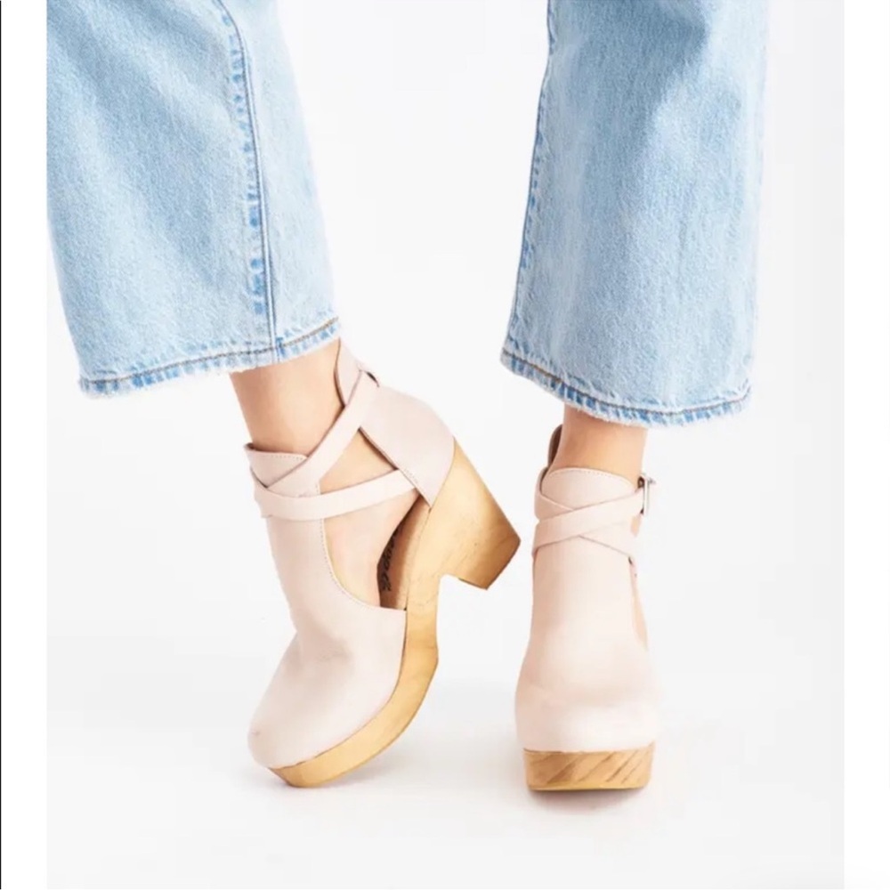 Free people women’s cedar clogs pink ankle straps size 40 nwot size 9